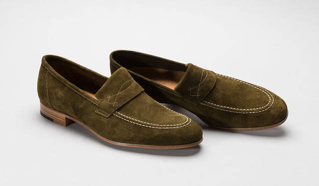 <strong>ISETAN MEN’S｜伊勢丹</strong>　ホワイトパンツに相性抜群のホワイトステッチが印象的なアンライニングのスエードタイプ。「YARDLEY」14万円[税抜]（ジョンロブ／伊勢丹新宿店メンズ館）