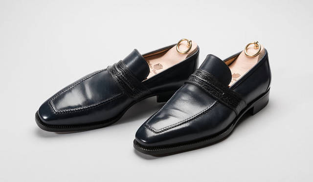 <strong>ISETAN MEN’S｜伊勢丹</strong>　ヴァンプにシャークスキンを飾ったコンビネーションに注目。夏でもドレスアップしたいときに最適なエレガントなデザインだ。20万円[税抜]（ステファノ・ベーメル／伊勢丹新宿店メンズ館）