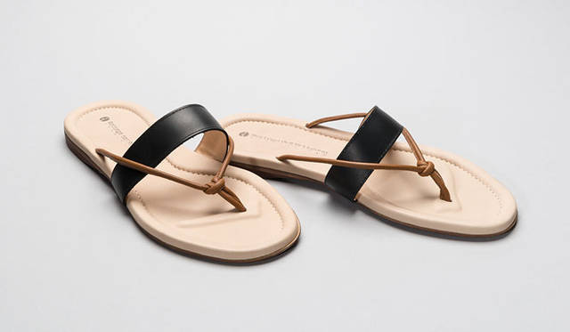 <strong>ISETAN MEN’S｜伊勢丹</strong>　トレンドのシティリゾートな着こなしにぴったりのサンダルが登場。潔さすら感じるデザインでエレガンスを表現している。サンダル2万3000円[税抜]（ボッテガ デル アルティジャーノ／伊勢丹新宿店メンズ館）