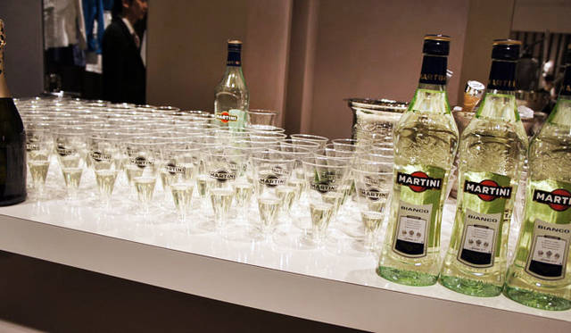 充実したドリンクサービスとともに、まさにホームパーティのような時間を演出