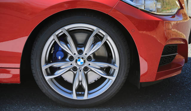 タイヤサイズは、 フロントが225/40R18、リアは245/35 R18<br />