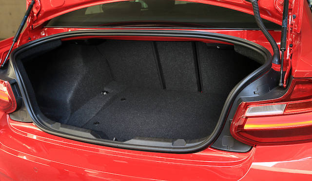 容量390リットルの独立したトランクをそなえる。30：40：30の3分割可倒式シートはオプション<br />