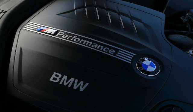 エンジニアリングがほどこされたエンジンとして、Mパフォーマンスのロゴがエンジンカバーに描かれる<br />