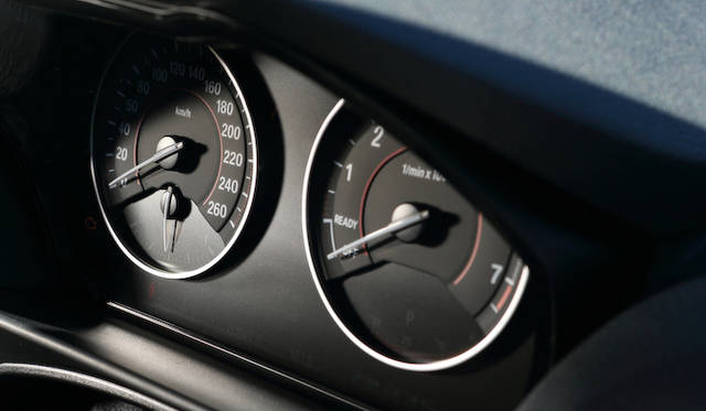 メーターは260km/hまで刻まれる。ATモデルのレッドゾーンは7,000rpm以上に設定<br />