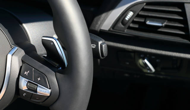 8段ATモデルにはパドルシフトもそなわる<br />