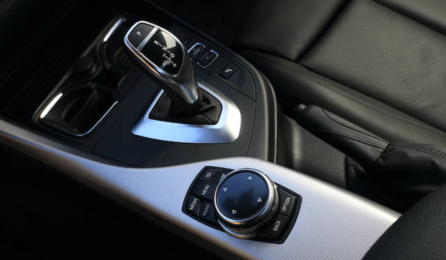 8段ATのシフトレバーは、BMWではおなじみの形状のもの。ATでもサイドブレーキはスイッチではなくレバー式だ<br />