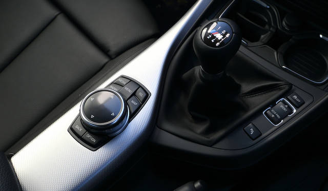 若干ストロークの深い6段MTにも、Mのロゴが刻まれる<br />