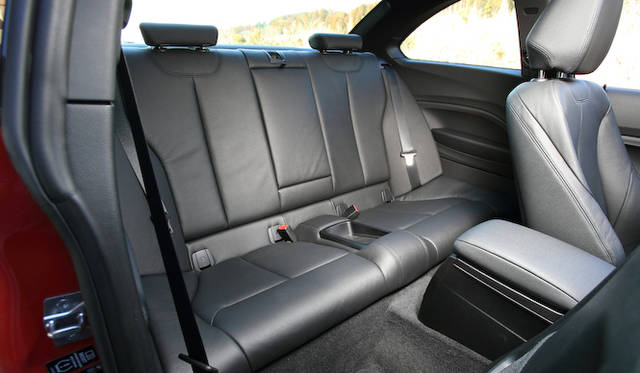 2人掛けのリアシート。30：40：30の3分割可倒式シートはオプション<br />