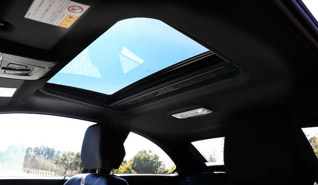 電動ガラスサンルーフはオプション設定<br />