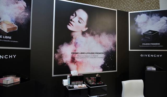 <br />ジバンシィ クチュールのクリエイティブ・ディレクター、リカルド・ティッシのミューズでもあるモデルのマリア・カルラ・ボスコーノを起用した「プリズム・リーブル」のキャンペーンビジュアル