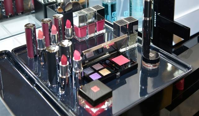 <br />“個性が引き立てる究極のフェミニニティ”をテーマにした秋冬コレクション「エクストラバガンシア」