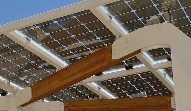 カーポートの構造には、iシリーズ車両のイメージを投射するように、カーボンや竹を利用している