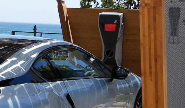 クルマへの充電をおこなうチャージャー