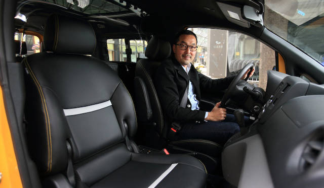 ニューヨークタクシーを運転する小川フミオ氏。もちろん、左ハンドルだ