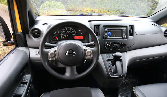インパネ周りは左ハンドルである以外、通常のNV200とおおきなちがいはない。ただし、米国仕様のため距離や燃費はマイル、ガロン表示、ナビも日本の地図がないため表示されてない