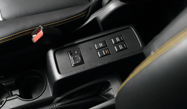 前席中央には、ミラーの調整とタクシー特有の操作に関するボタンが配される。ランプの点灯しているボタンが、客席と通話をおこなうインターコムをオンオフするもの。音声はクリアで、走行中でも支障なく通話が可能。なお、客席側にも通話をおこなうボタンがそなわる