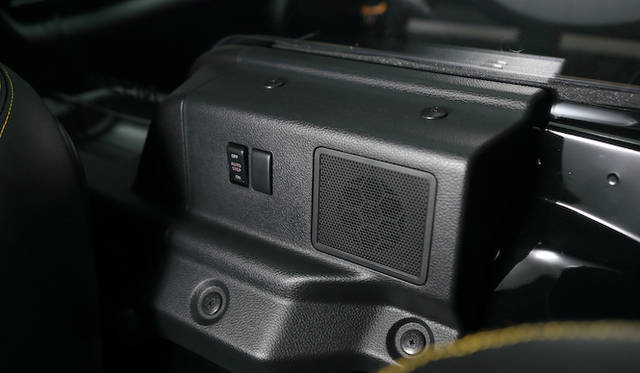 前席と後席の仕切りの下に存在するのは、乗降用オートステップをオンオフするボタン