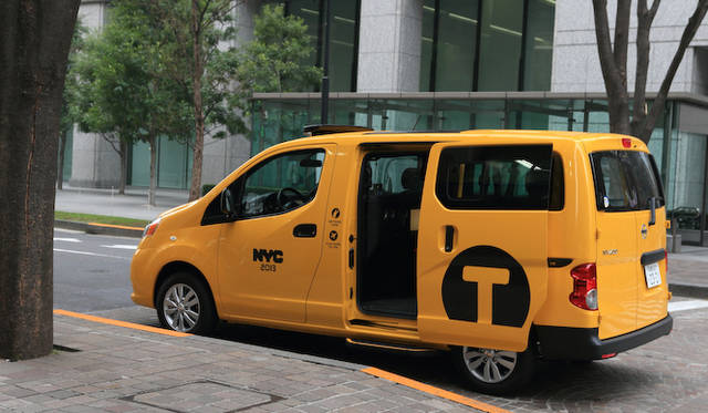 日本のタクシーとことなり、後席のドアは乗客が手動で開閉をおこなうため、オート開閉装置はついていない