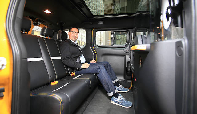 後席におさまる、小川フミオ氏。右側通行なので、乗降ははおもにこの方向になる