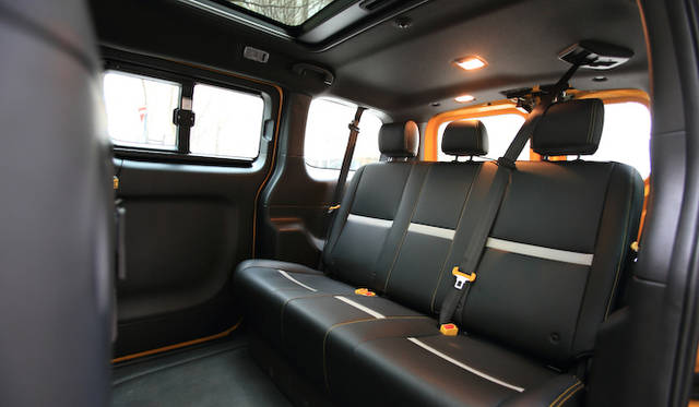 後席は3人乗り。中央席にも3点式シートベルトがそなわる