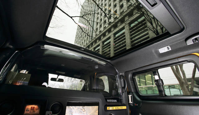 天井には大きな開口面積をもつサンルーフ。タクシーのなかからニューヨークの摩天楼を見上げることもできる