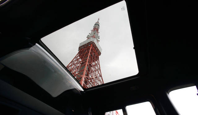 解放感のある大きなサンルーフ。ニューヨークのタクシーと東京のシンボルが見せる景色