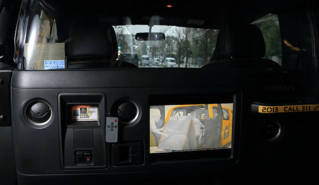 後席から前方の眺め。運転席とは透明なプラスチックで完全に仕切られ、お互いのセキュリティを確保している。通話はインターコムを通じておこなう