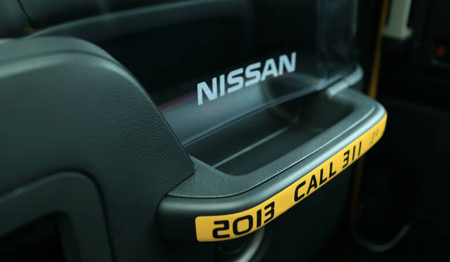 助手席の背後に、料金支払い口の欠き切りが開けられている