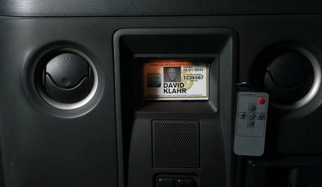 ニューヨーク市交通局発行のタクシードライバーのライセンスを模したカード