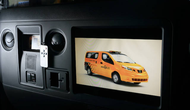 後席の目の前には大きなスクリーンがそなわる。試乗車ではこの車両を紹介するデモムービーが流れていた