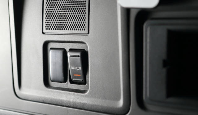 運転手と会話をおこなうための、インターコムボタン。音声は大変クリアで、走行中でも容易に会話が可能だ