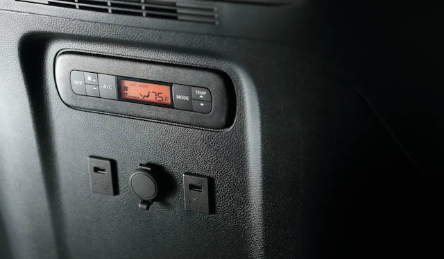 後席用のエアコン調整ボタン。表示は華氏になっている。その下には、シガーソケットとUSBがそなわる