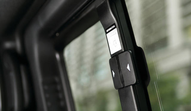 後席用窓の開閉装置は、三角マークのフラップを両側から掴んでスライドさせる、ユニークな構造。開口部は非常に小さい