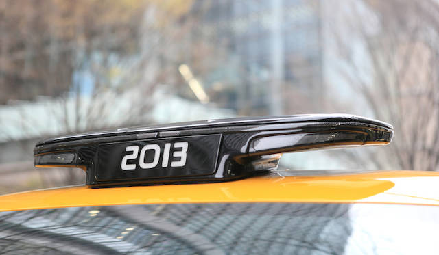 ルーフの上には、タクシーの象徴、行燈