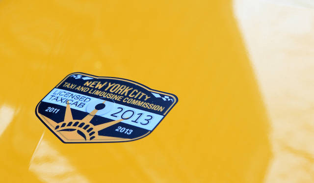 ボンネット上にライセンス証が貼付される