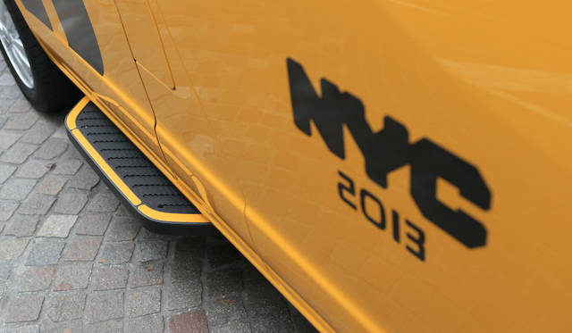 後席扉の開閉にあわせて自動で出るステップ。この写真は格納状態