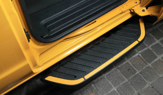 ステップが出た状態。このステップは日本仕様のNV200 バネット タクシーにもそなわる