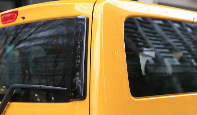 緊急時の通報依頼などの表示灯がそなわる