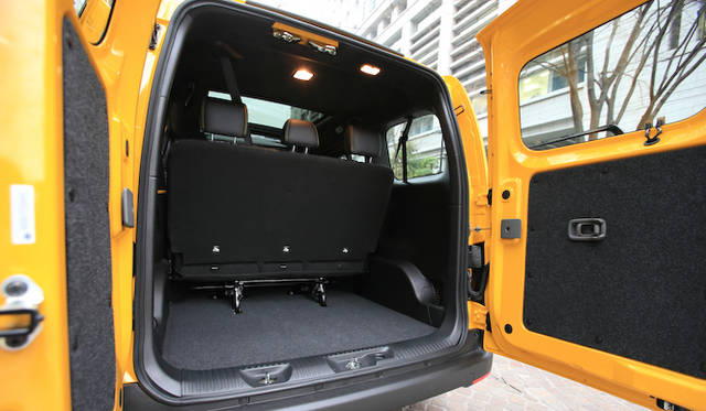 もともとがNV200バネットなので広い開口部と荷室をそなえる。仕様によっては車椅子用のスロープなども設定できる