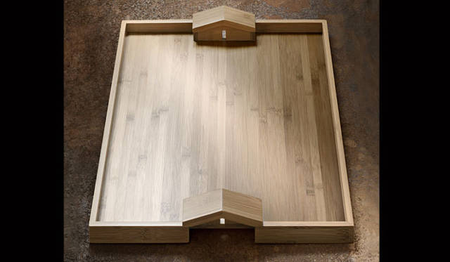 2014年春夏新作「QUATTRO MURI E DUE CASE」。4つの壁とふたつの小屋という名のランドスケープそのものを表現したバンブー製のトレイ。イタリアデザイン界の巨匠、ミケーレ・デ・ルッキデザイン。1万7000円（税抜）