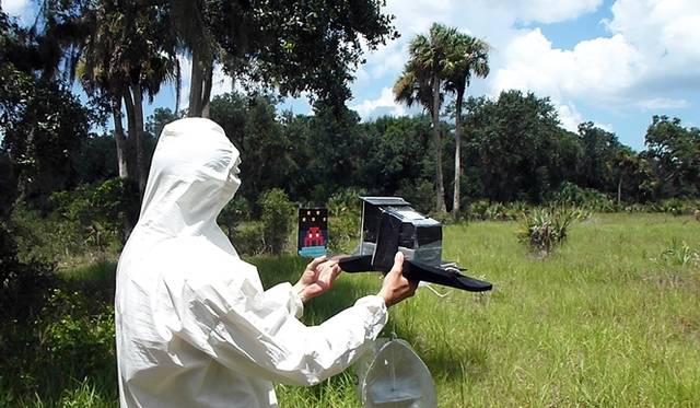 <strong>ART｜フランス人アーティスト、インベーダーの新作映像作品『ART4SPACE』ジャパンプレミア</strong>　I quickly notice a few holes resembling burns in the parachute, but Space-One seems intact, not a tile is broken.