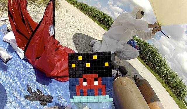 <strong>ART｜フランス人アーティスト、インベーダーの新作映像作品『ART4SPACE』ジャパンプレミア</strong>　Under a strong sunlight I’m finishing the last set ups.