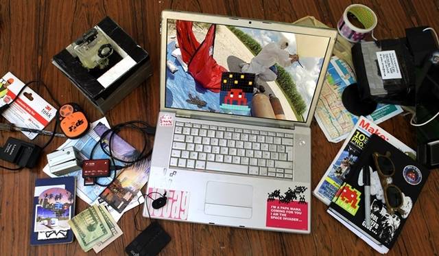 <strong>ART｜フランス人アーティスト、インベーダーの新作映像作品『ART4SPACE』ジャパンプレミア</strong>　We would  then be able to insert the memory card into our reader, and if the camera worked well, see what these images from space reserve for us. This is what we discover.