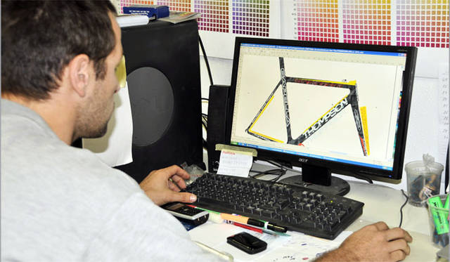 PC画面上でカスタマイズしたオリジナルのフレームデザインは、ベルギー本社のデザイナーによって再現される