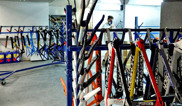 ソリッド、メタリック、パールカラー、蛍光色などの33色よりセレクト（車種によりカスタムできる箇所が異なる）