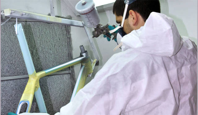 熟練したベルギー本社の専門ペインターが、カスタマイズされたデザインをもとに、丁寧に塗装を施す