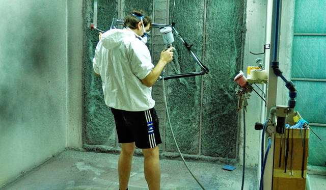 専門の職人たちが一台一台管理しながら、全工程の作業を進める