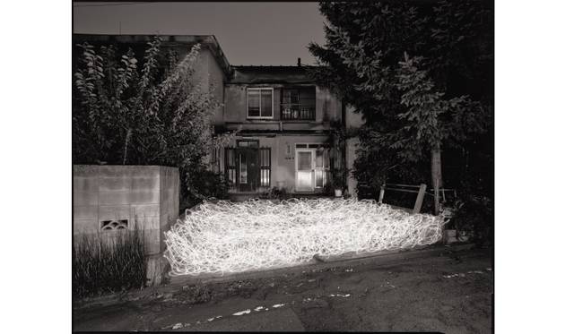 <strong>ART｜『佐藤時啓 光－呼吸 そこにいる、そこにいない』</strong>　シリーズ「光－呼吸」より ≪#284 Dojunkai Apartment≫1996年 インクジェット・プリント 作家蔵