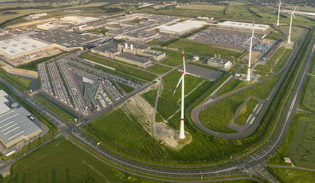 BMW iの車輌組み立てをおこなうドイツ・ライプツィヒの工場。敷地内には4基の風力発電機を設置し、生産用の全電力をカバーしている