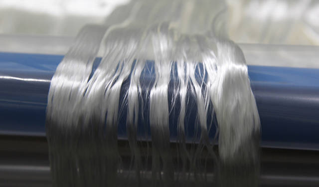 広島県の三菱レイヨンで生産される、「i3」や「i8」に使用されるカーボンファイバーの原料（PANプレカーサー）